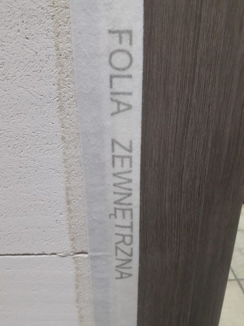 Ciepły montaż - od zewnątrz taśma paroprzepuszczalna