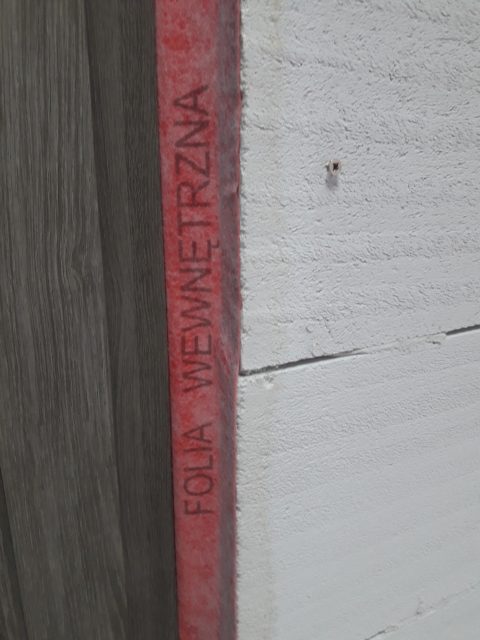 Ciepły montaż - od wewnątrz taśma paroizolacyjna